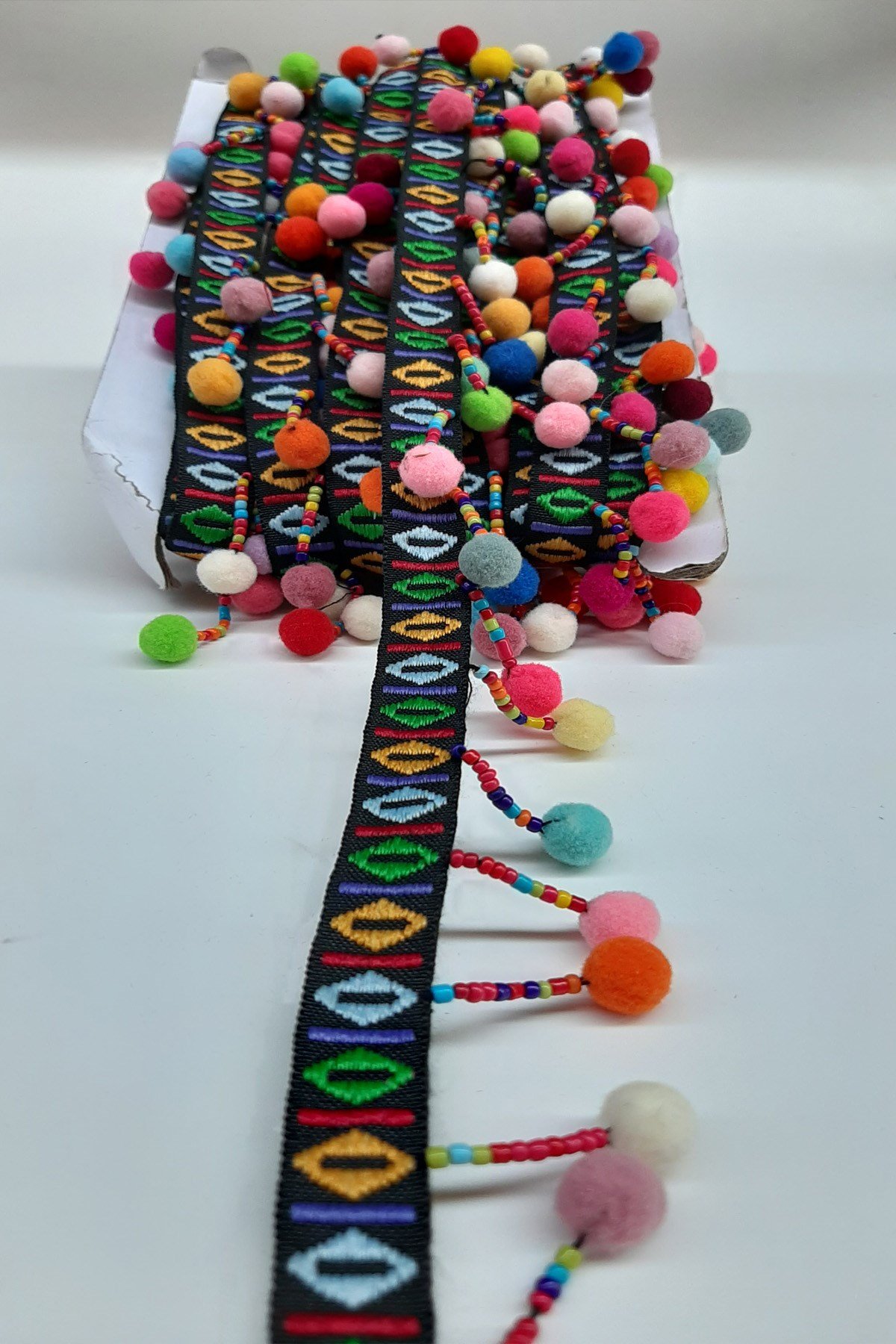 Renkli Ponpon Kum Boncuklu Sacak Serit