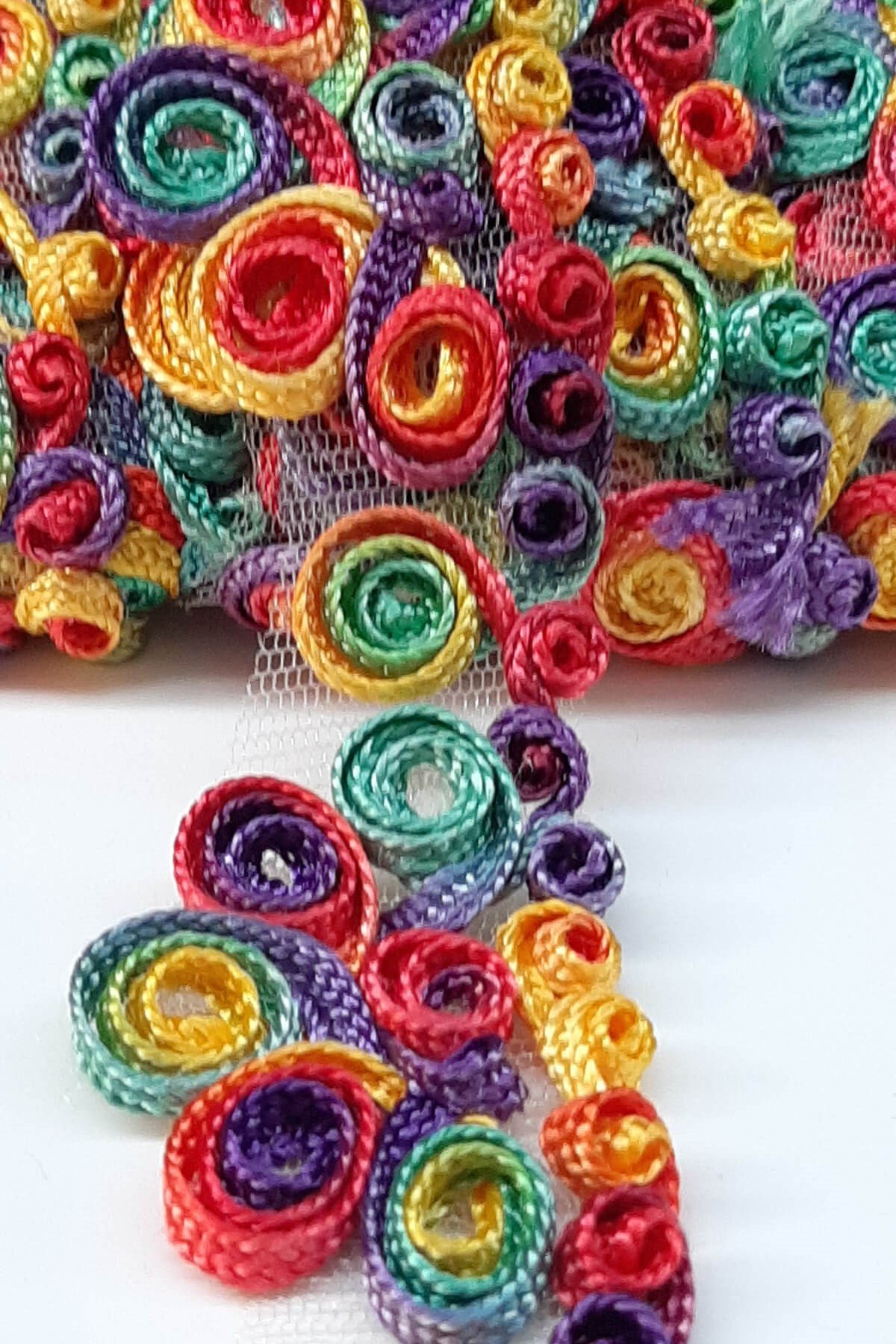 Renkli Sarmal Desenli Antik Şerit Güpür