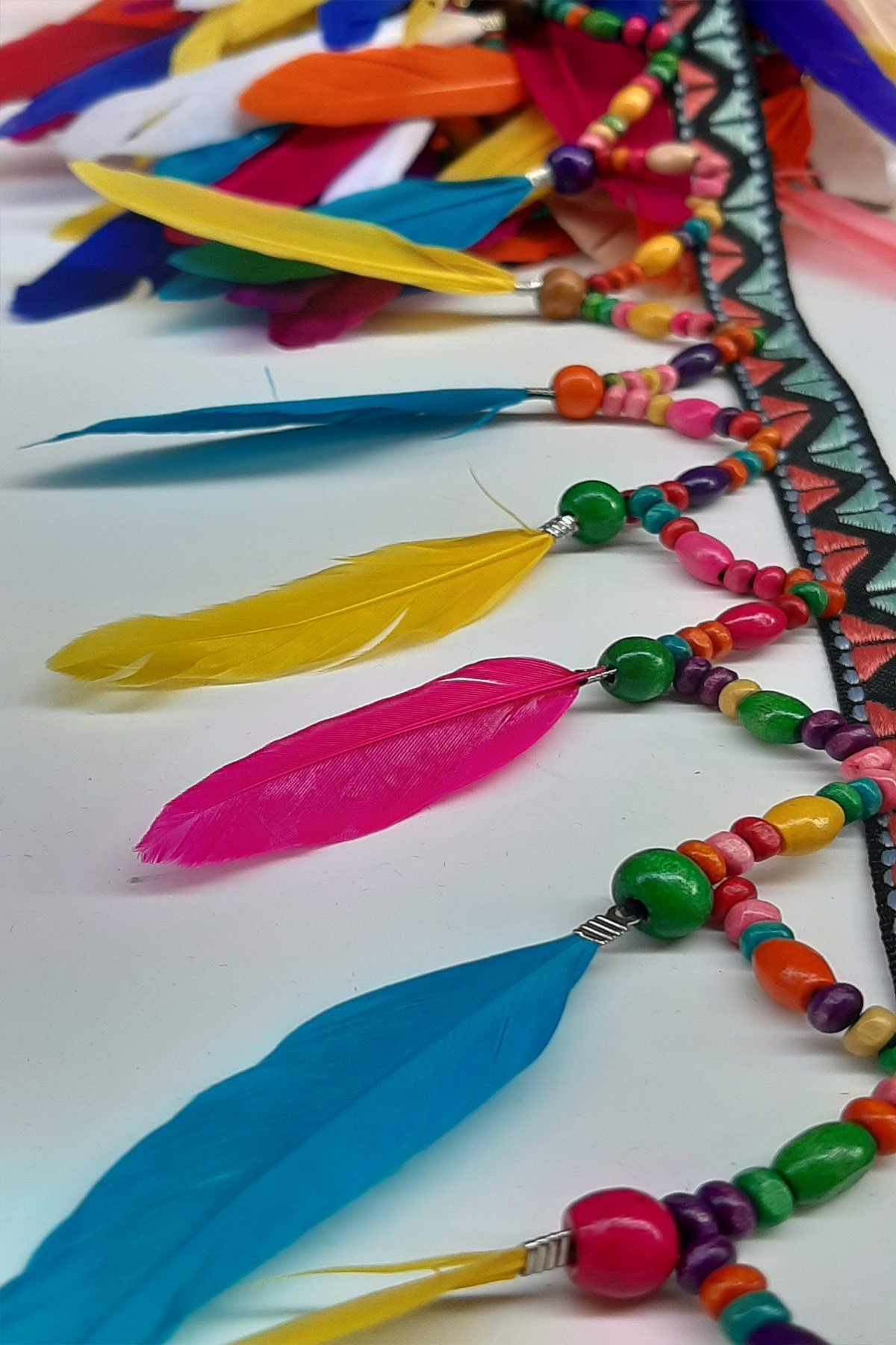 Renkli Tüylü Boncuklu Sacak Serit