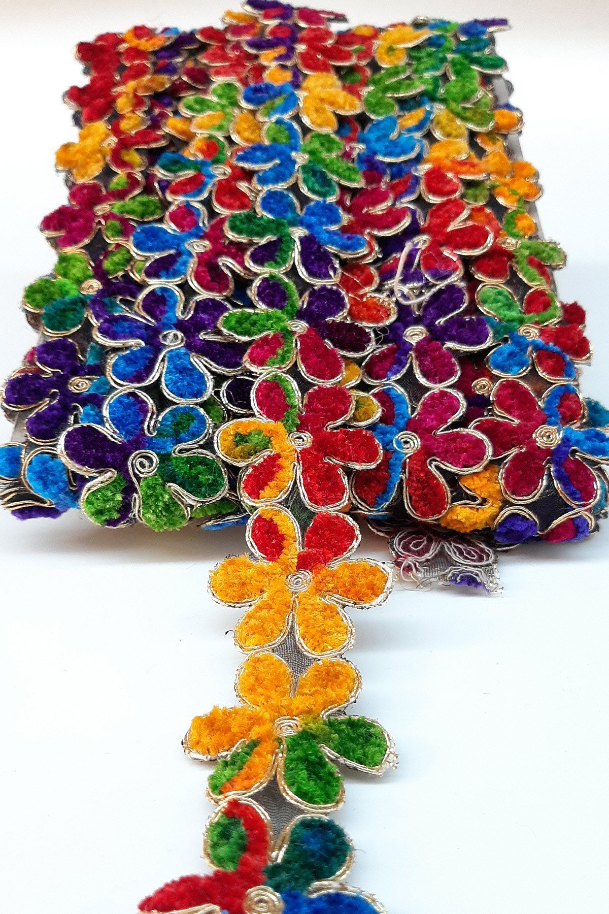 Renlki Papatya Desenli Antik Şerip Güpür