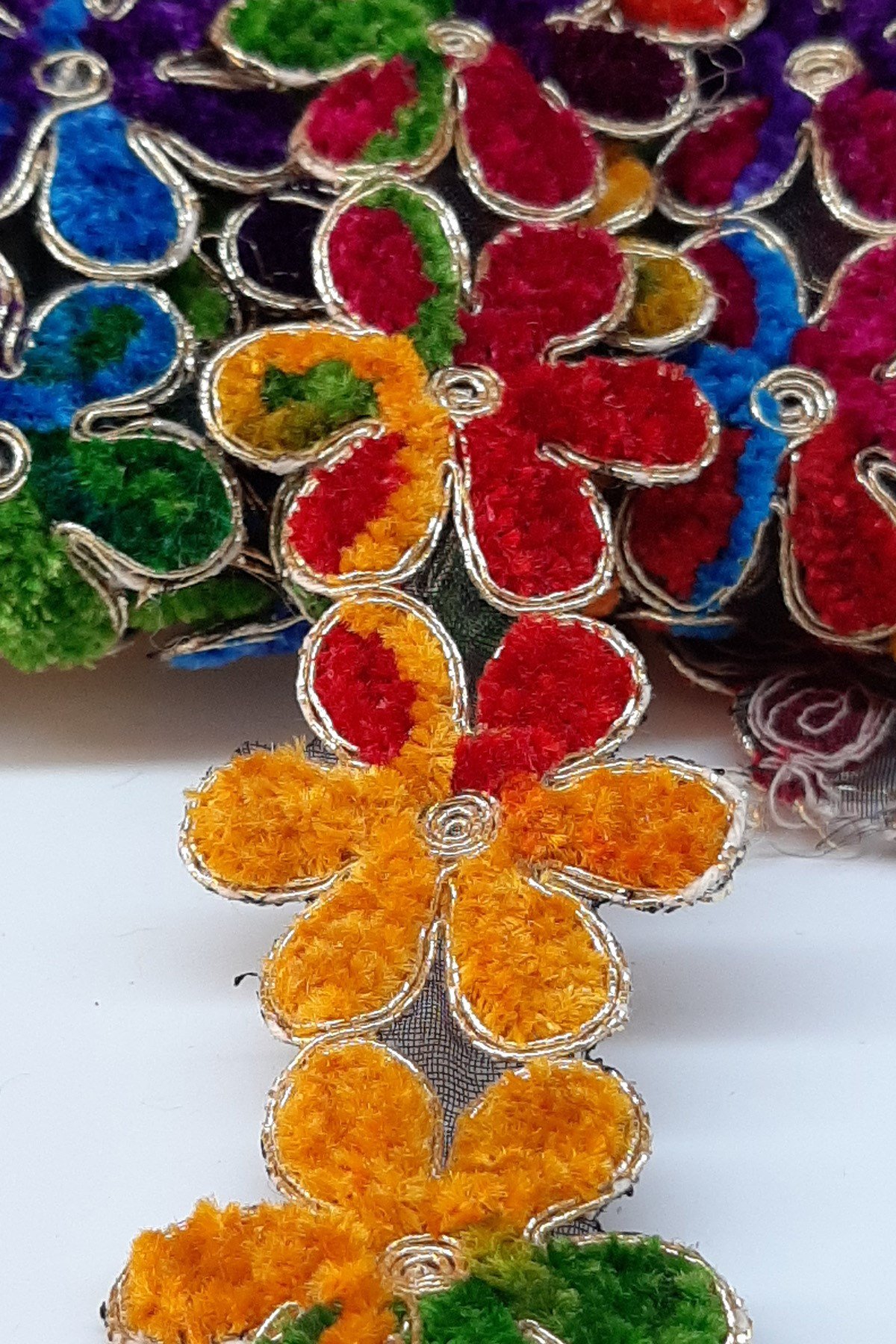 Renlki Papatya Desenli Antik Şerip Güpür