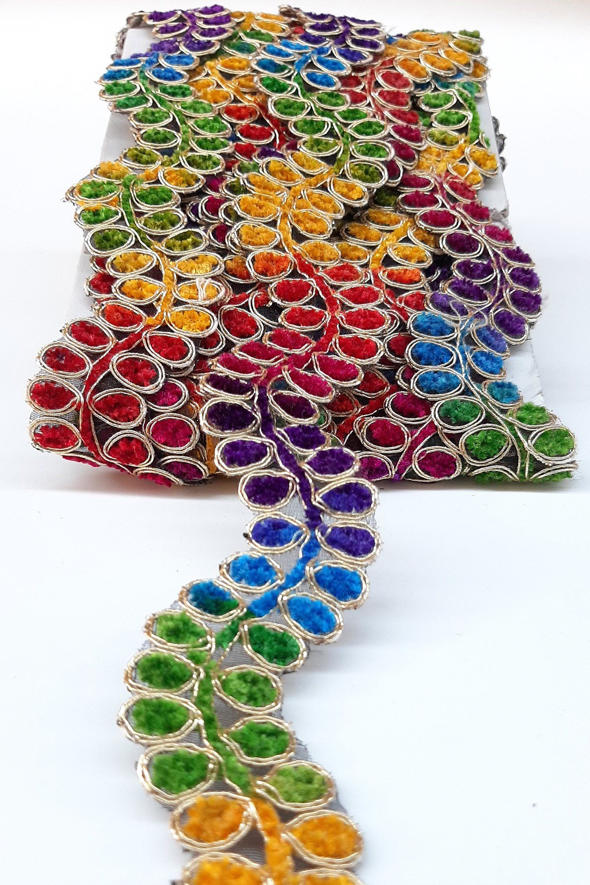 Renlki Papatya Desenli Antik Şerip Güpür