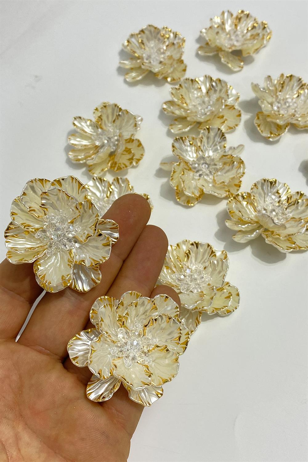 Sedef Yapraklı Kristal Boncuklu İncili Broş