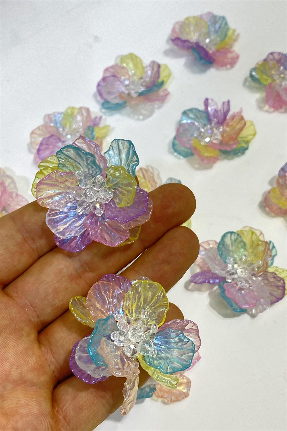 Sedef Yapraklı Kristal Boncuklu İncili Broş