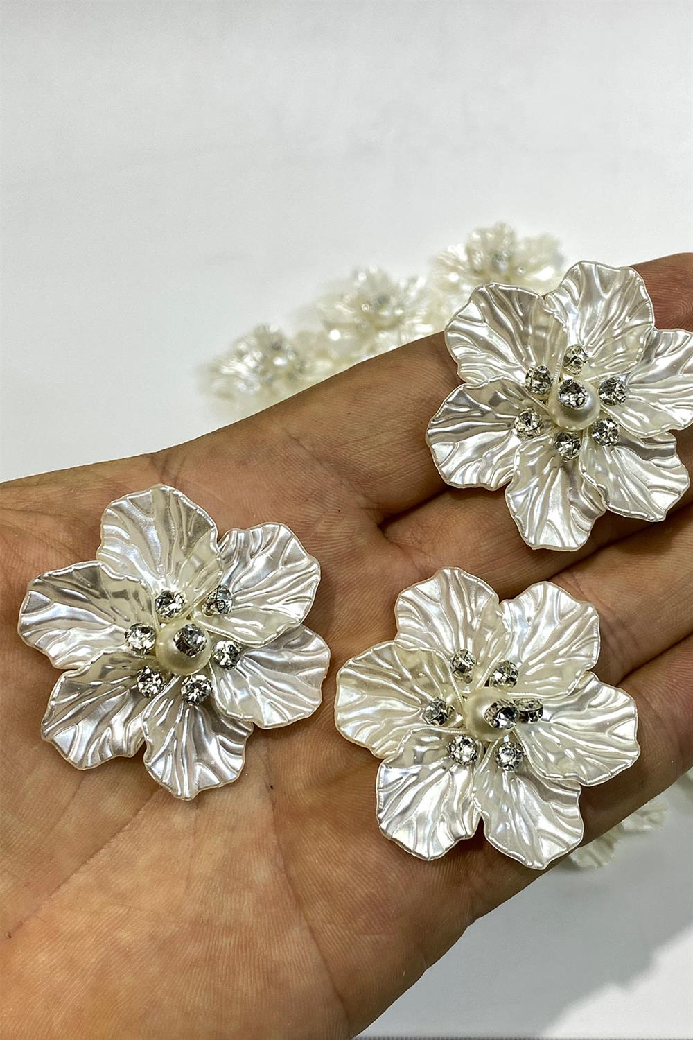 Sedef Yapraklı Taşlı İncili Broş