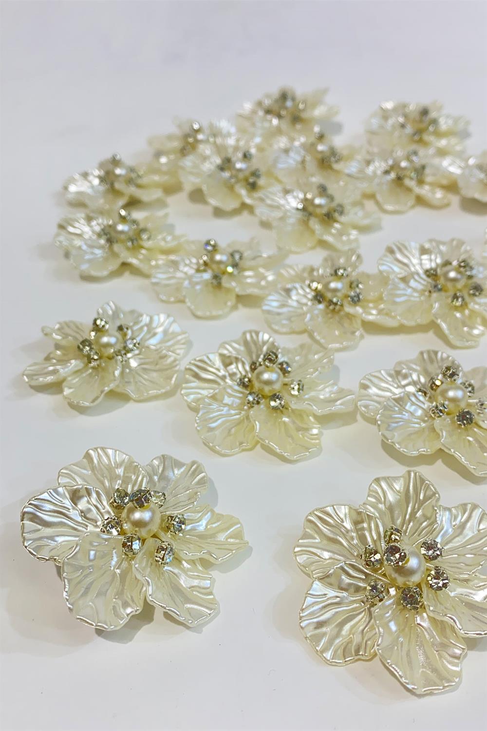 Sedef Yapraklı Taşlı İncili Broş