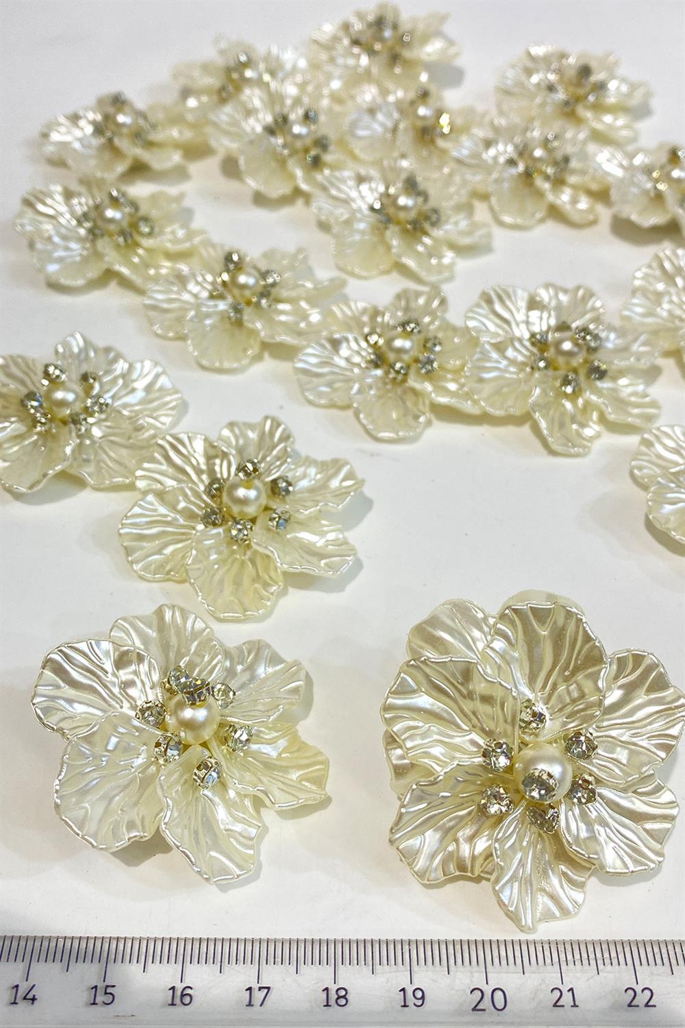 Sedef Yapraklı Taşlı İncili Broş