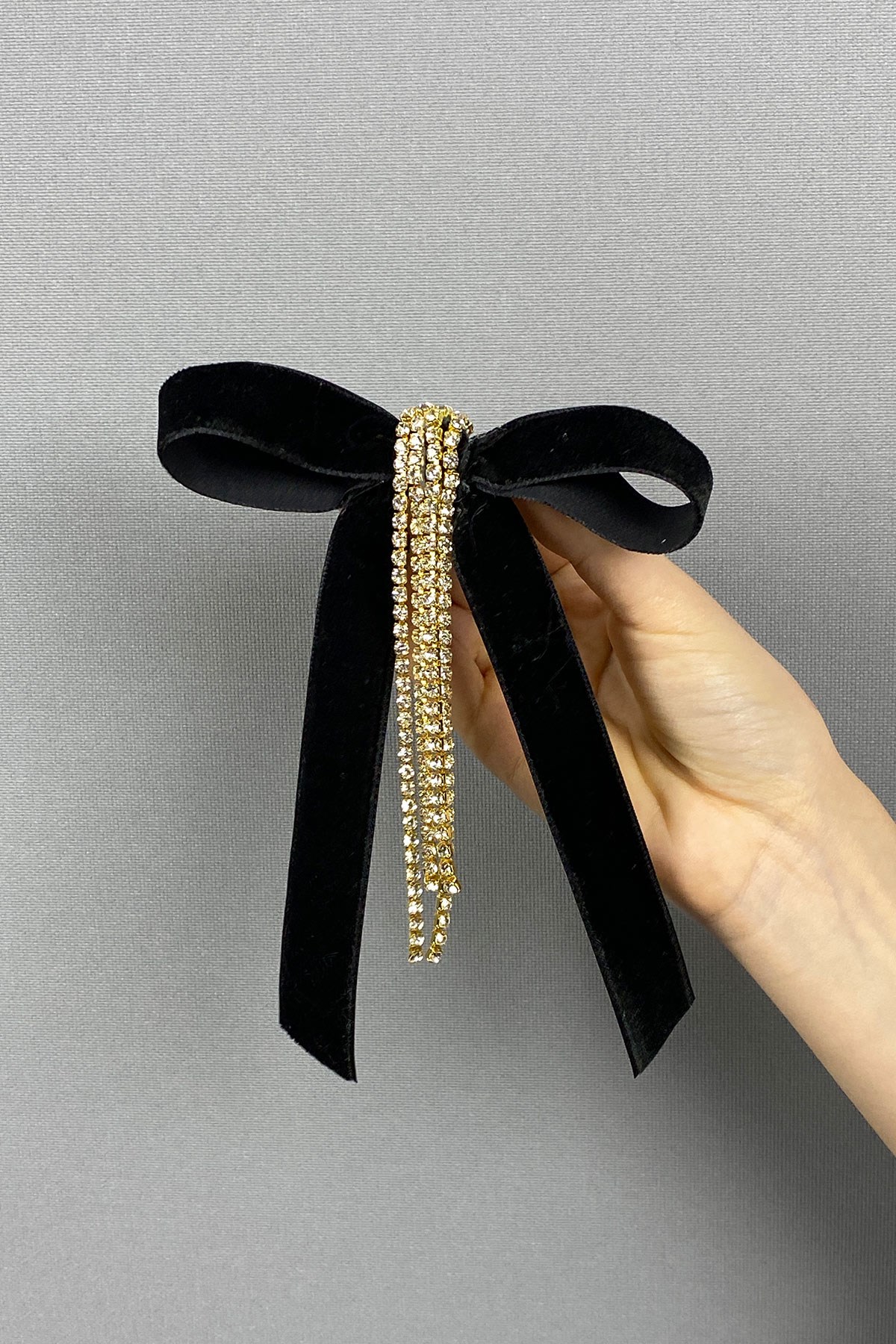 Siyah Fiyonklu Kadife Kurdeleli Sallantılı Taşlı Saç Tokası