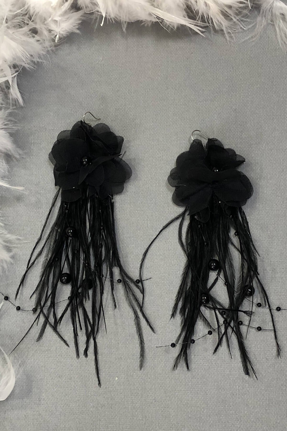 Siyah İncili Çiçekli Tüylü Küpe