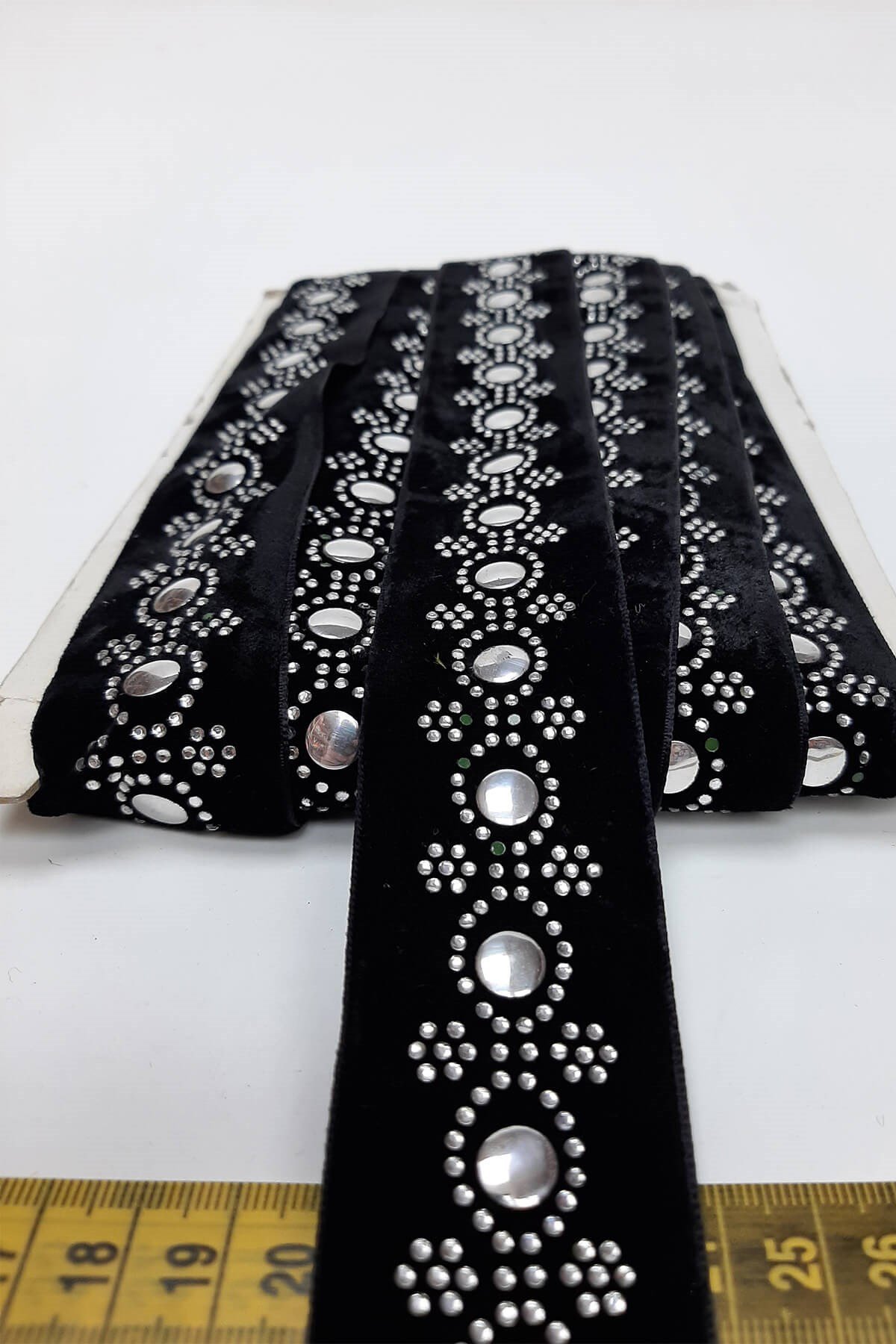 Siyah Taşlı Desenli Kadife Şerit