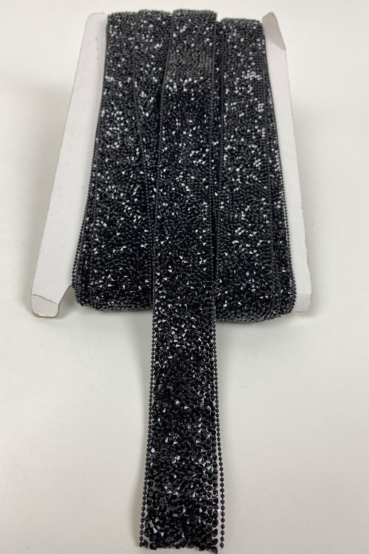 Siyah Ütüyle Yapışan Taşlı Zincirli Şerit Aplik