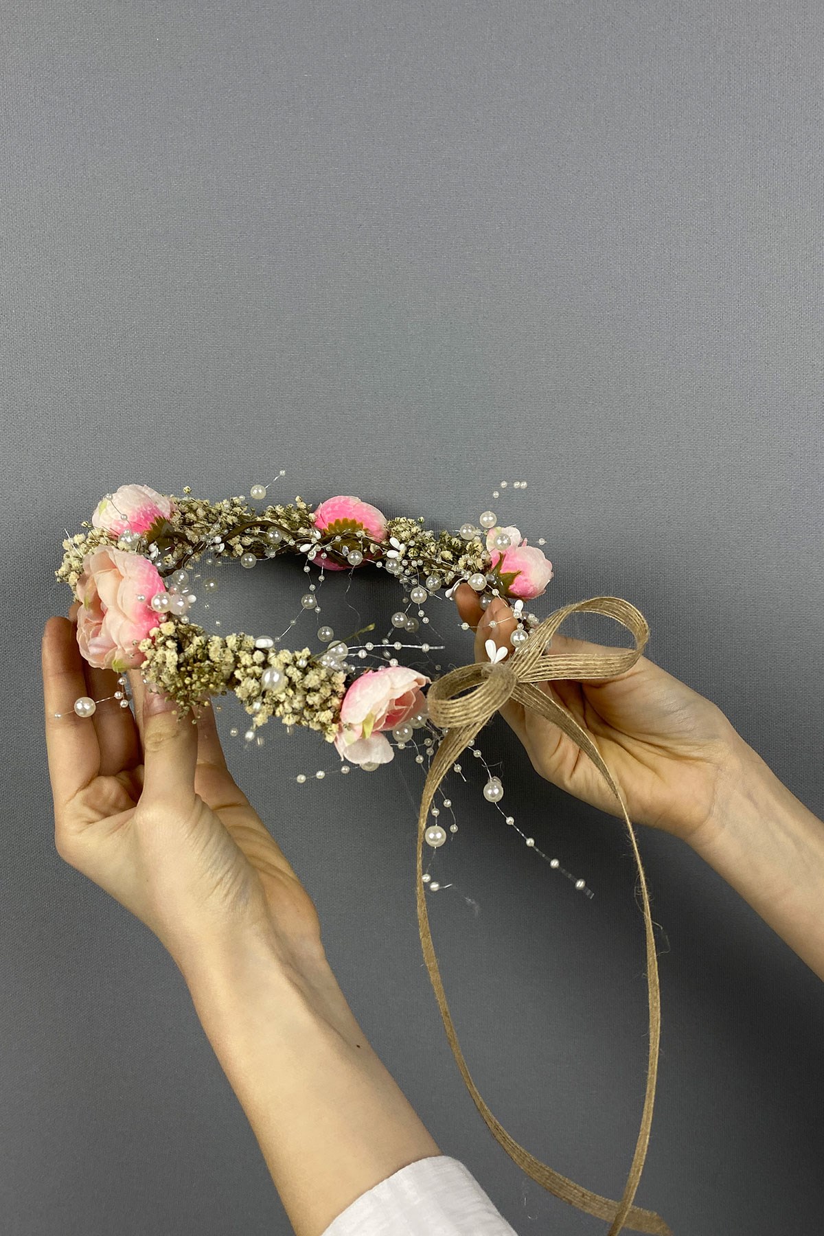 Somon Şakayık Çiçekli Cipsolu İncili Fiyonklu Dış Çekim Gelin Tacı