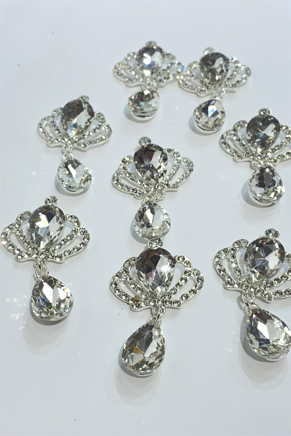 Taç Motifli Taşlı Sallantılı Broş