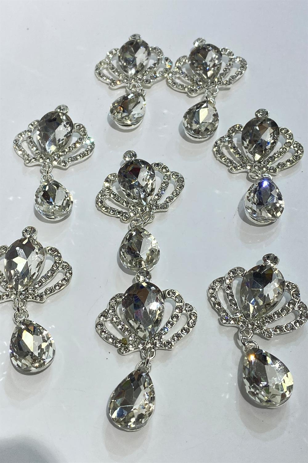 Taç Motifli Taşlı Sallantılı Broş