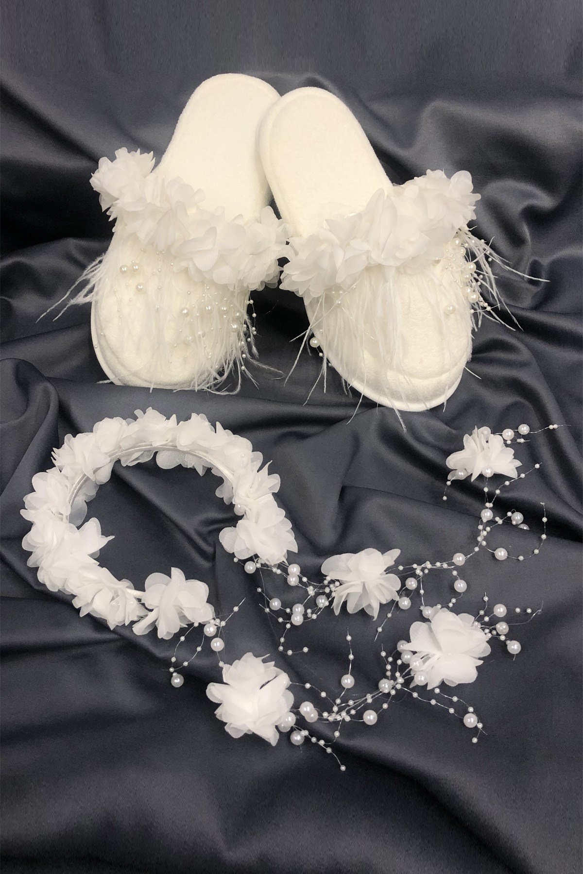 Tüylü İncili Lohusa Terliği ve Çiçekli Taç