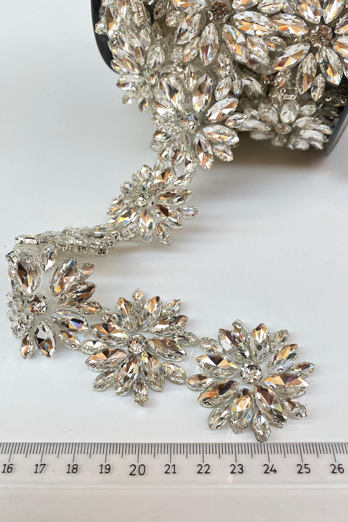 Ütüyle Yapışan Çiçek Mekik Taşlı Abiye Şerit Bordür