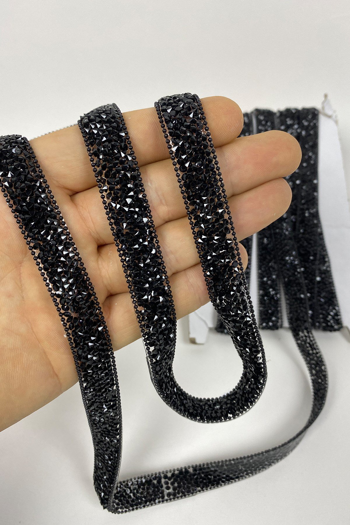 Ütüyle Yapışan Taşlı Zincirli Şerit Aplik