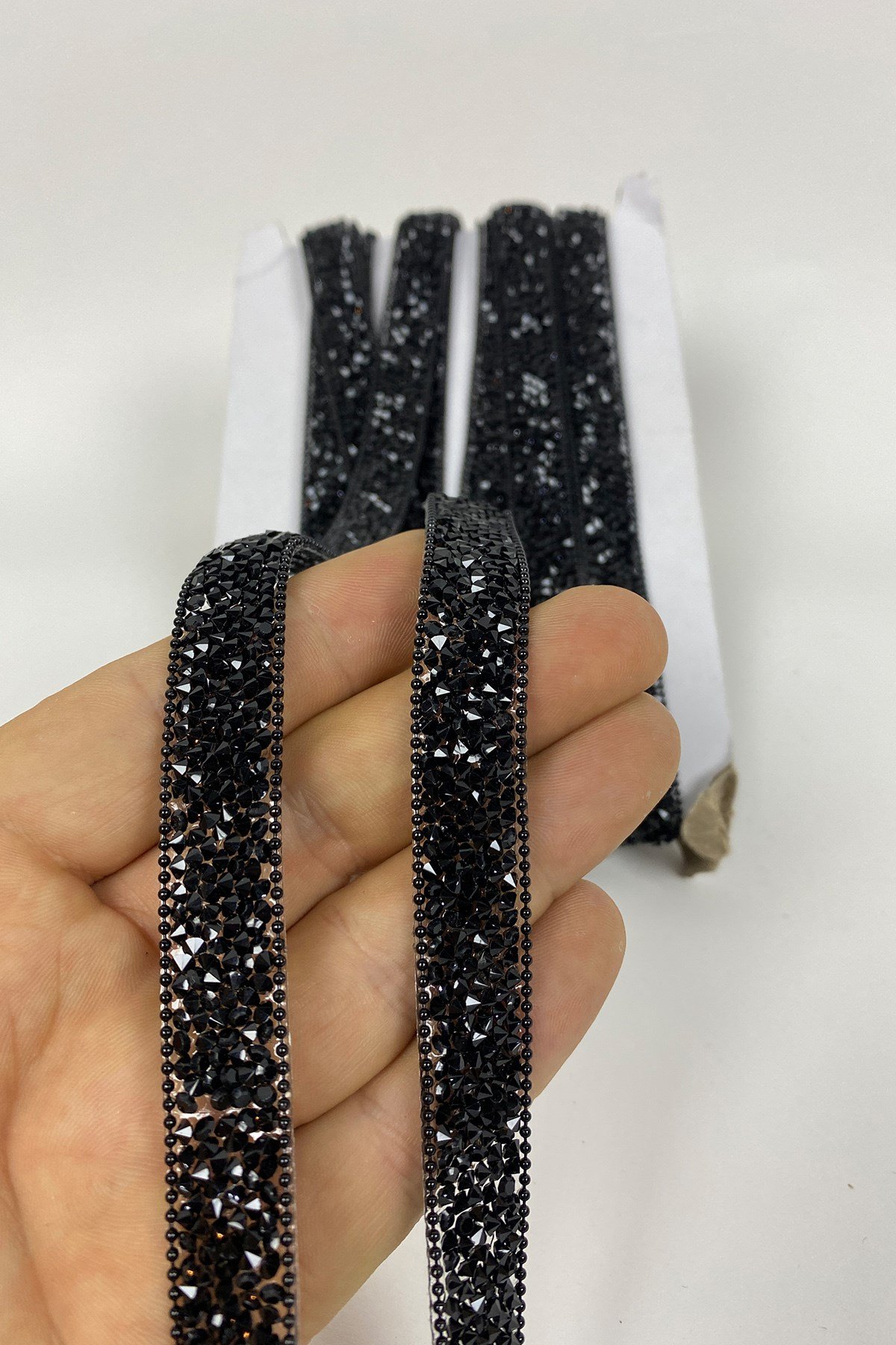 Ütüyle Yapışan Taşlı Zincirli Şerit Aplik