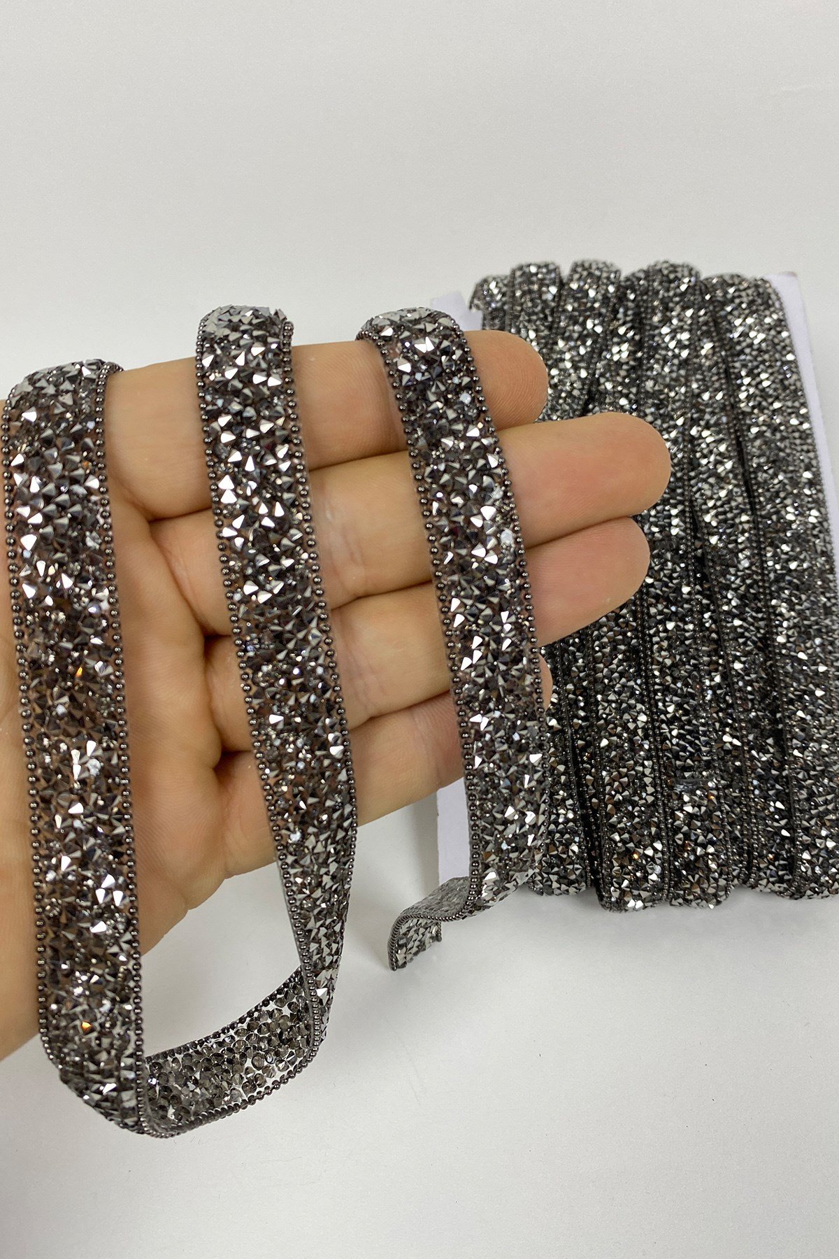 Ütüyle Yapışan Taşlı Zincirli Şerit Aplik