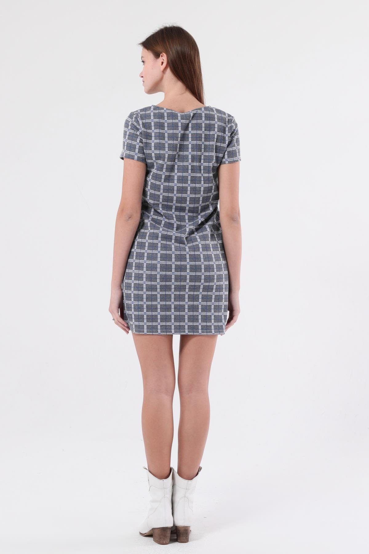 SEZER AKTAŞ ANTRASİT KARELİ BEYAZ ÇİZGİLİ MİNİ ELBİSE