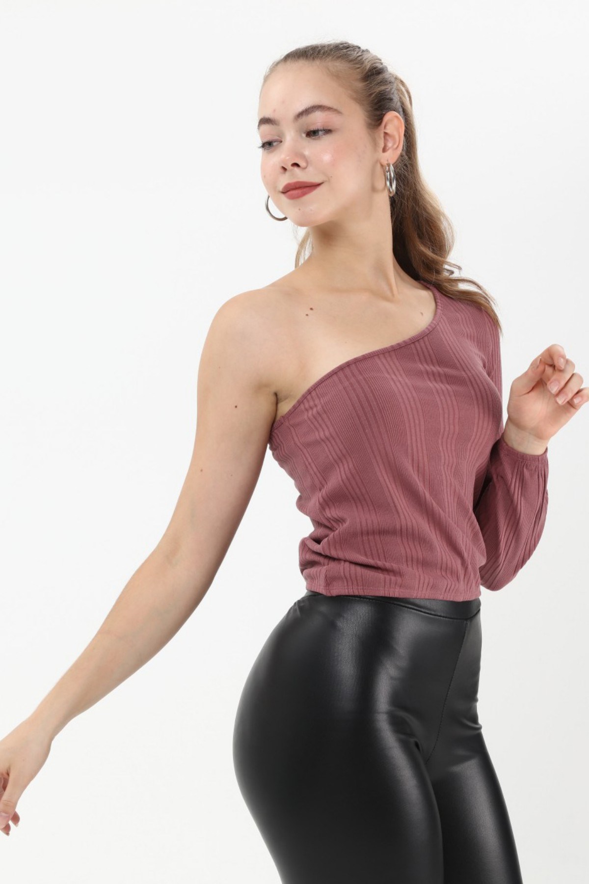 SEZER AKTAŞ BORDO TEK KOL BEL LASTİKLİ CROP T-SHIRT 