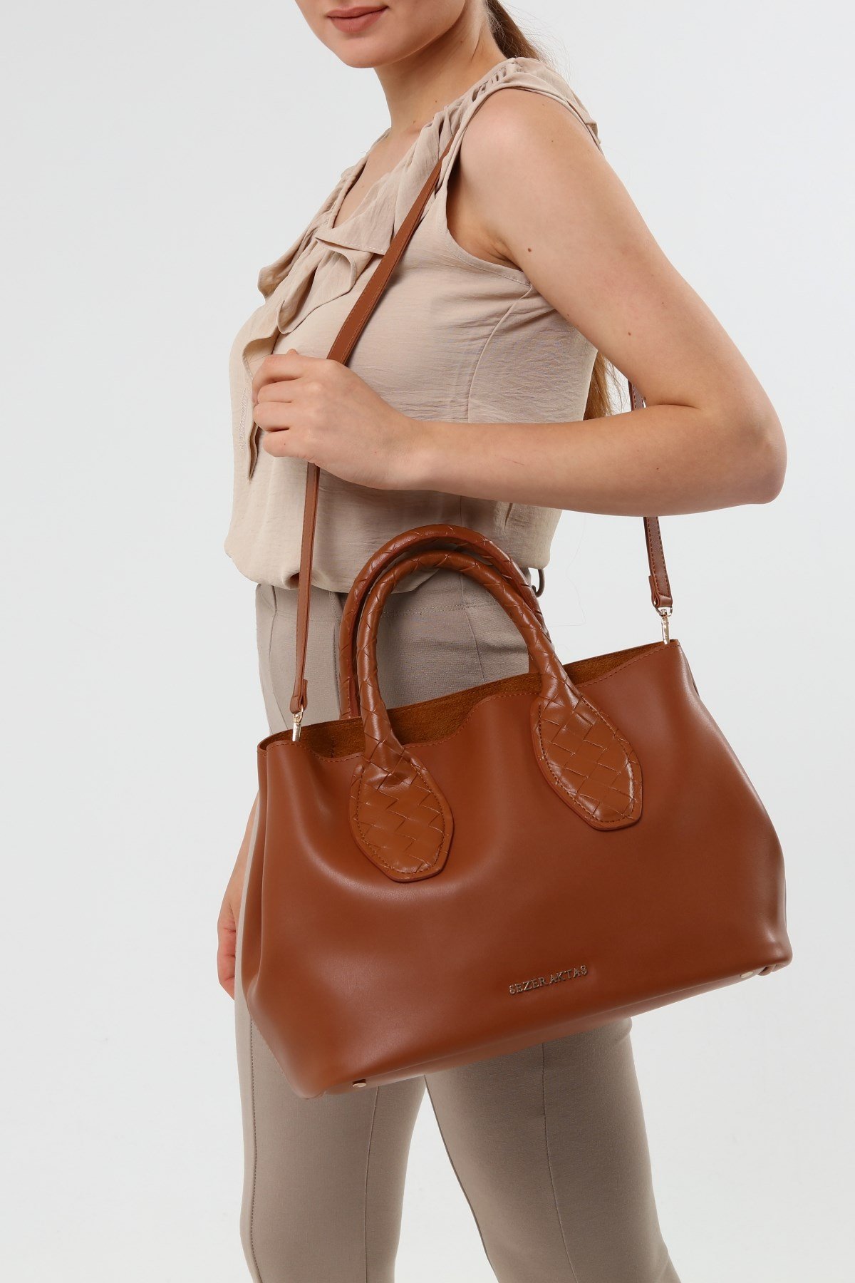 SEZER AKTAŞ CAMEL KOL ÇANTASI