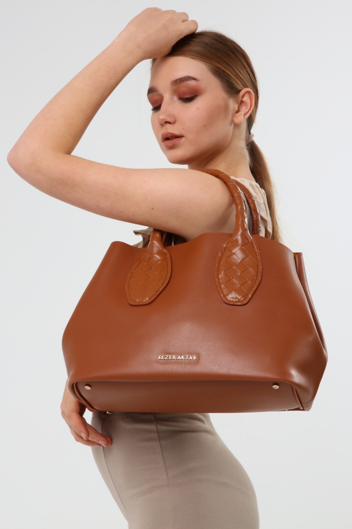 SEZER AKTAŞ CAMEL KOL ÇANTASI
