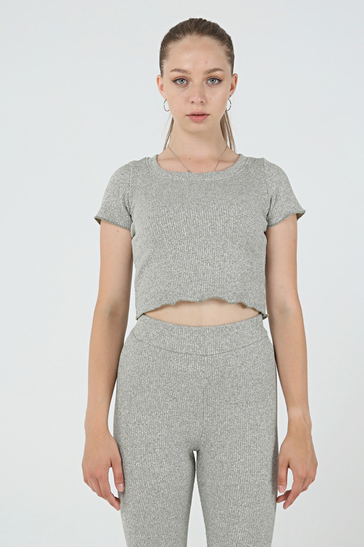 SEZER AKTAŞ ESNEK YEŞİL CROP T-SHİRT