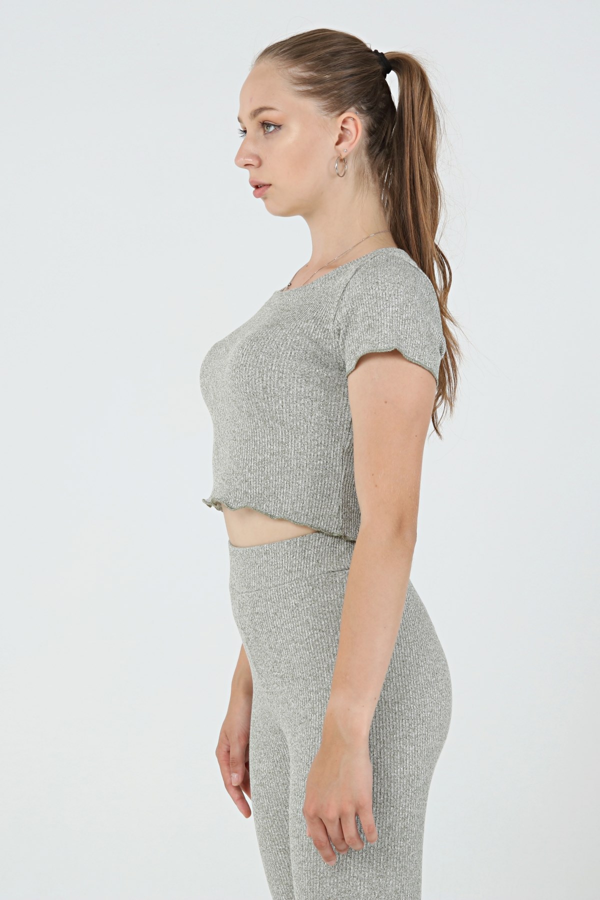 SEZER AKTAŞ ESNEK YEŞİL CROP T-SHİRT