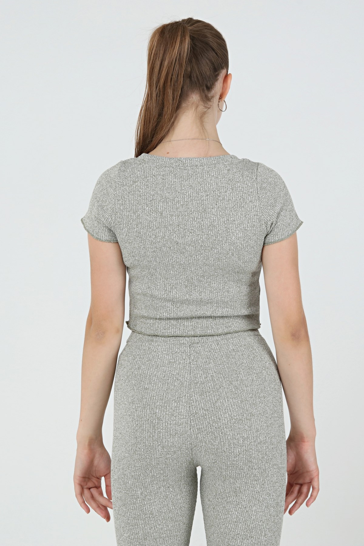 SEZER AKTAŞ ESNEK YEŞİL CROP T-SHİRT