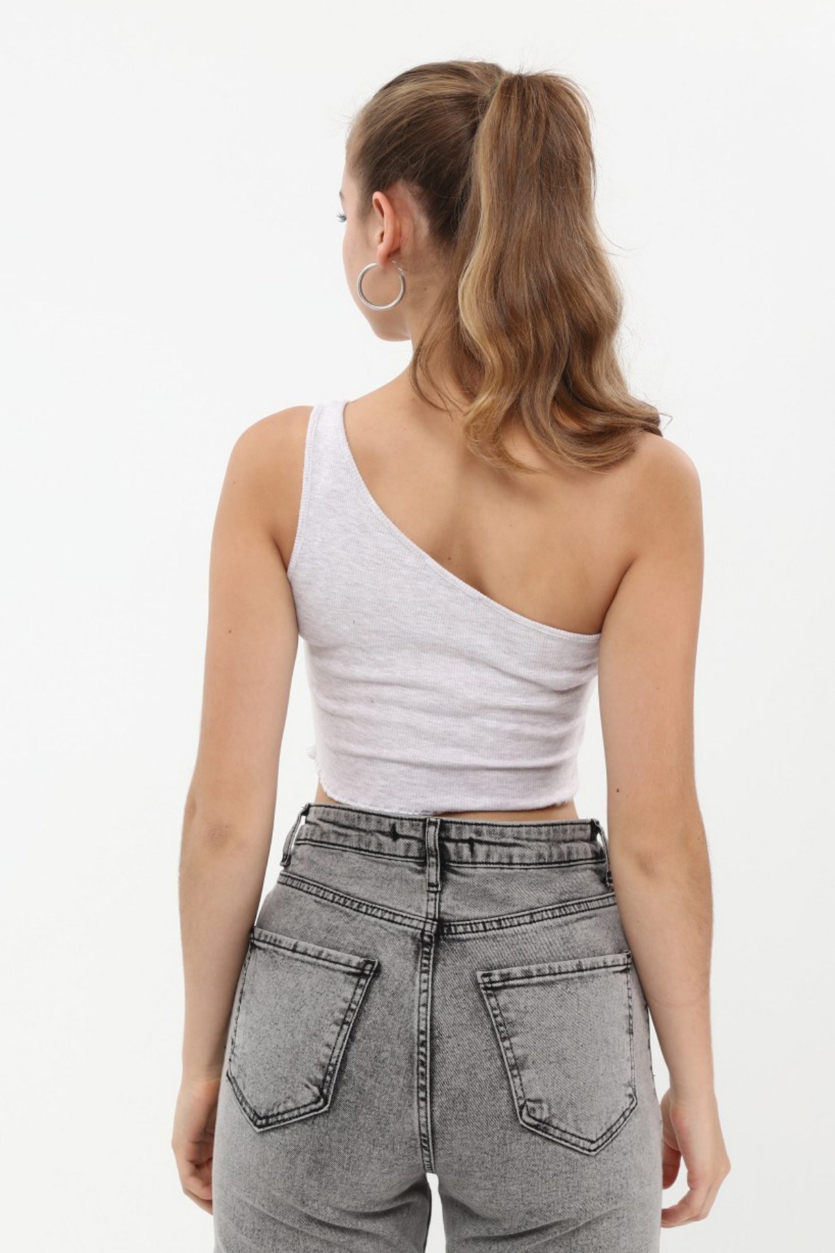 SEZER AKTAS GRİ TEK OMUZ CROP T-SHIRT 