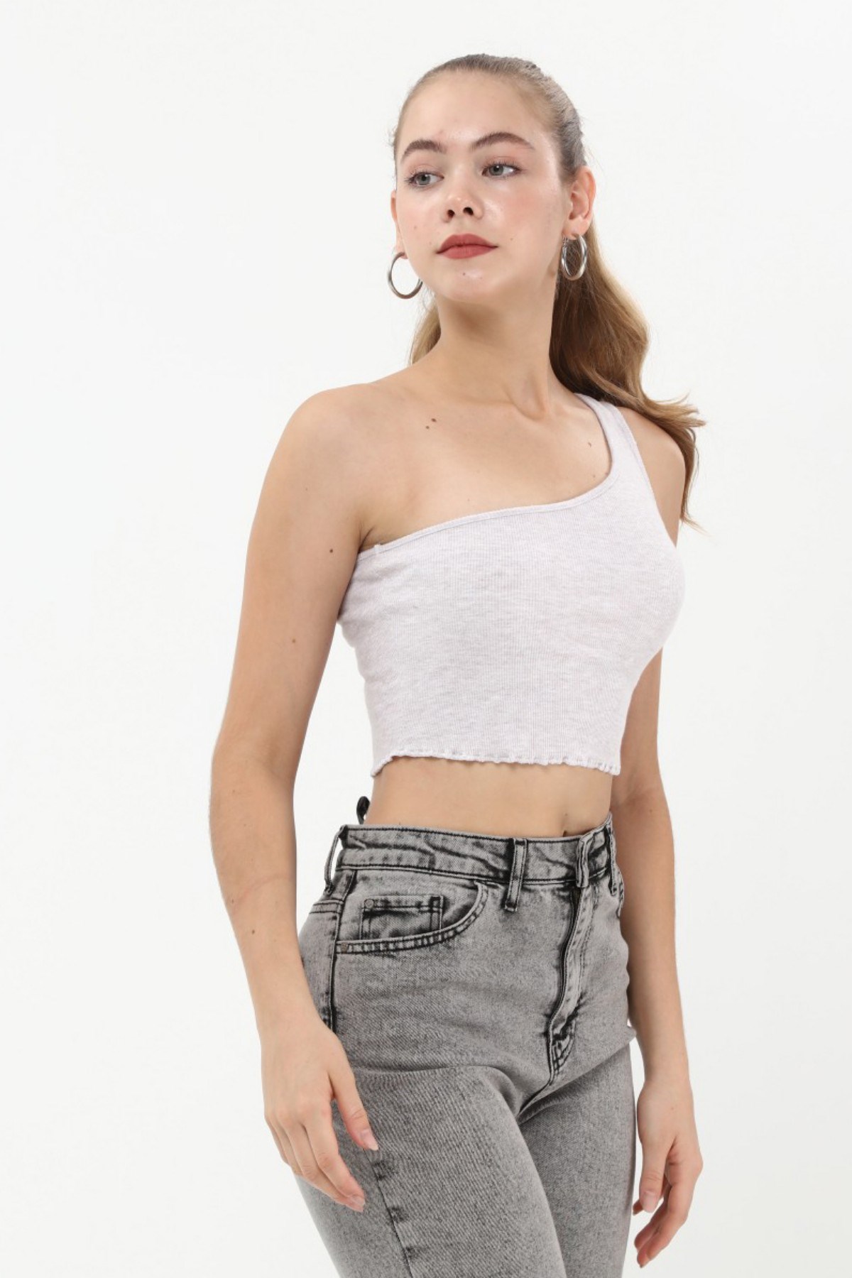 SEZER AKTAS GRİ TEK OMUZ CROP T-SHIRT 