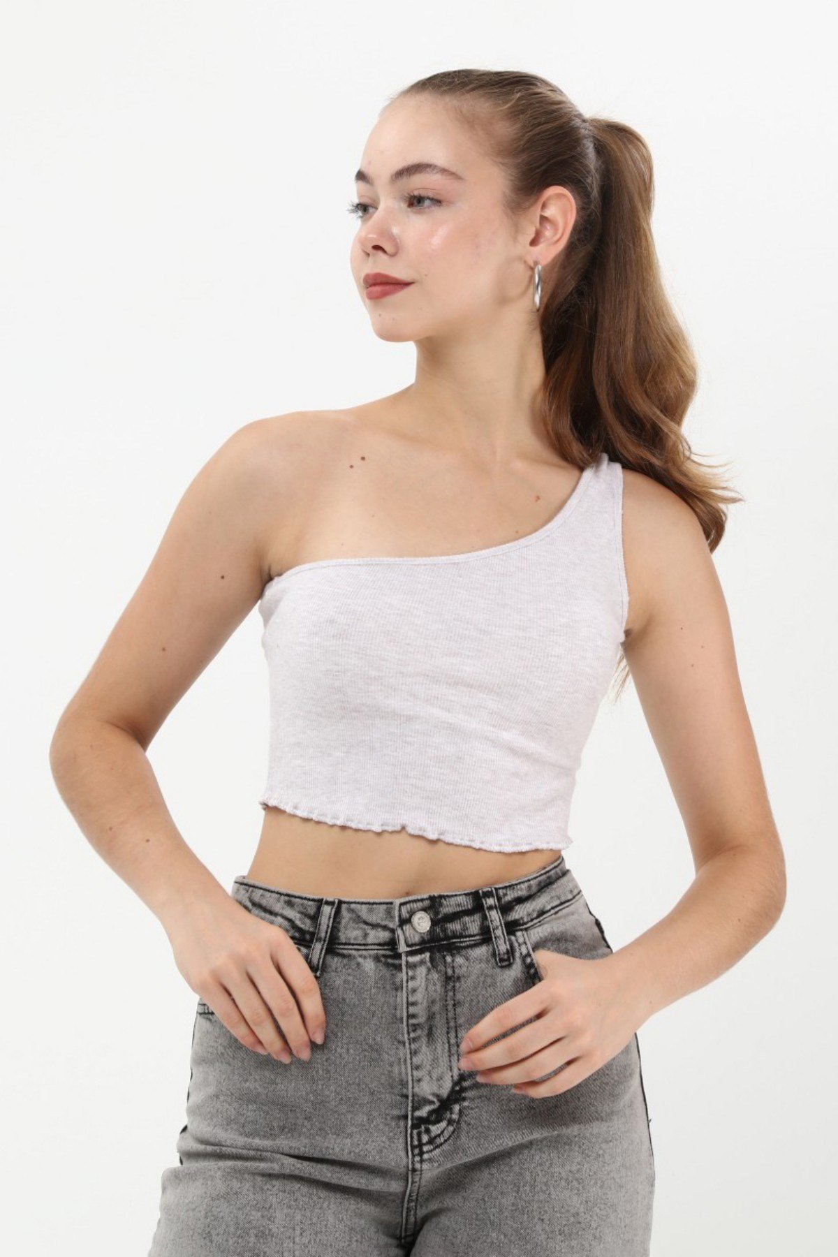 SEZER AKTAS GRİ TEK OMUZ CROP T-SHIRT 