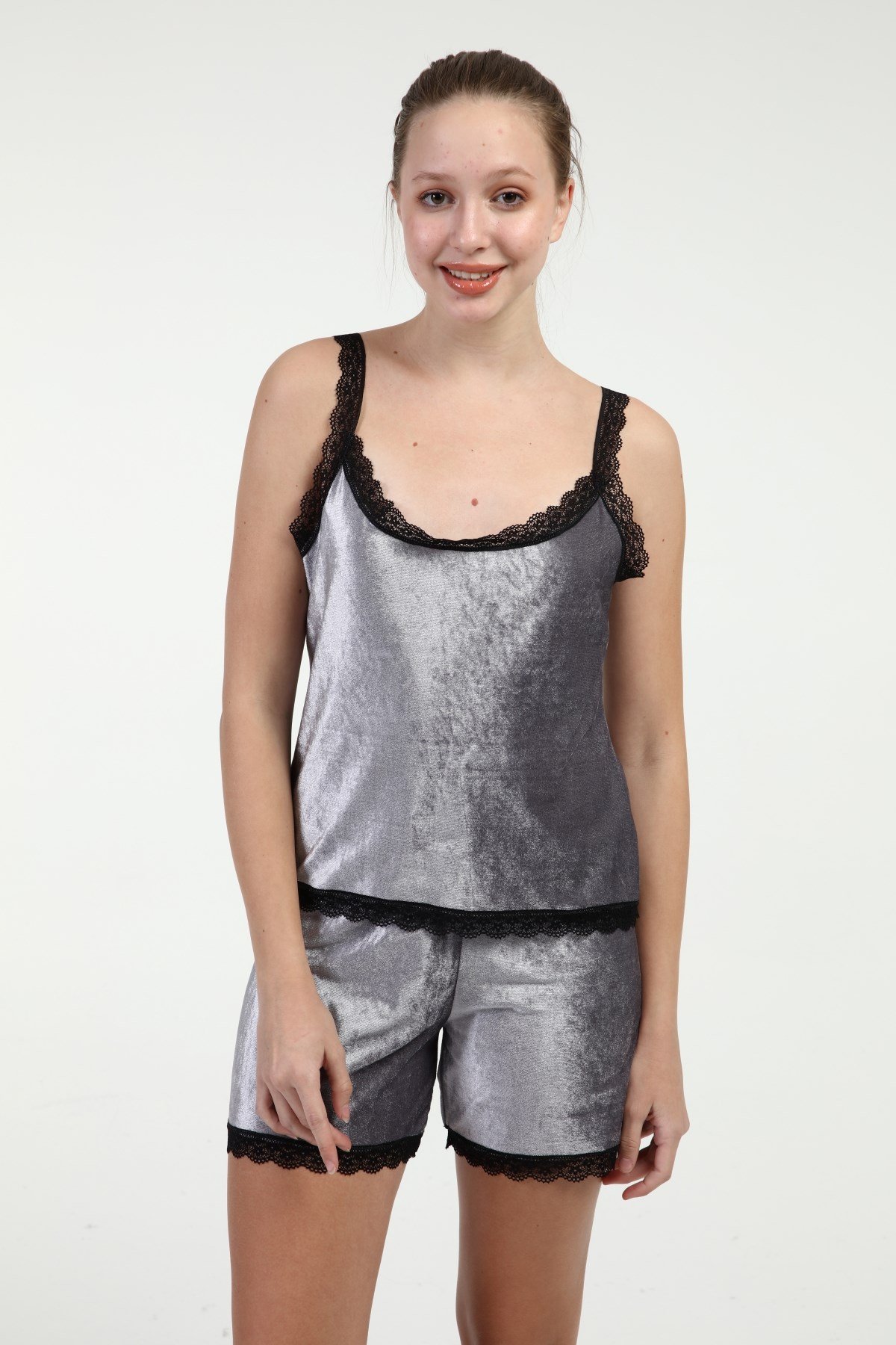 Sezer Aktaş Gümüş Parlak Kadife Şortlu GECELİK