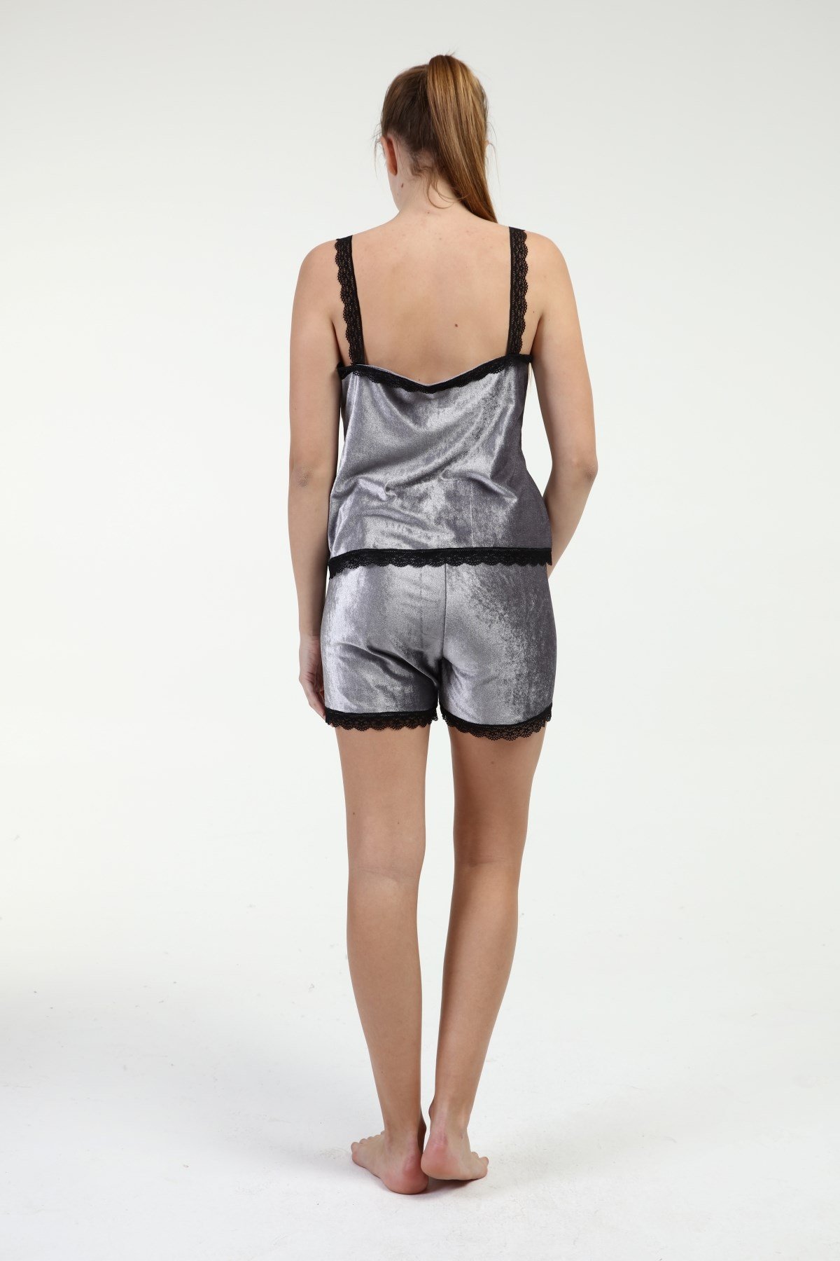 Sezer Aktaş Gümüş Parlak Kadife Şortlu GECELİK