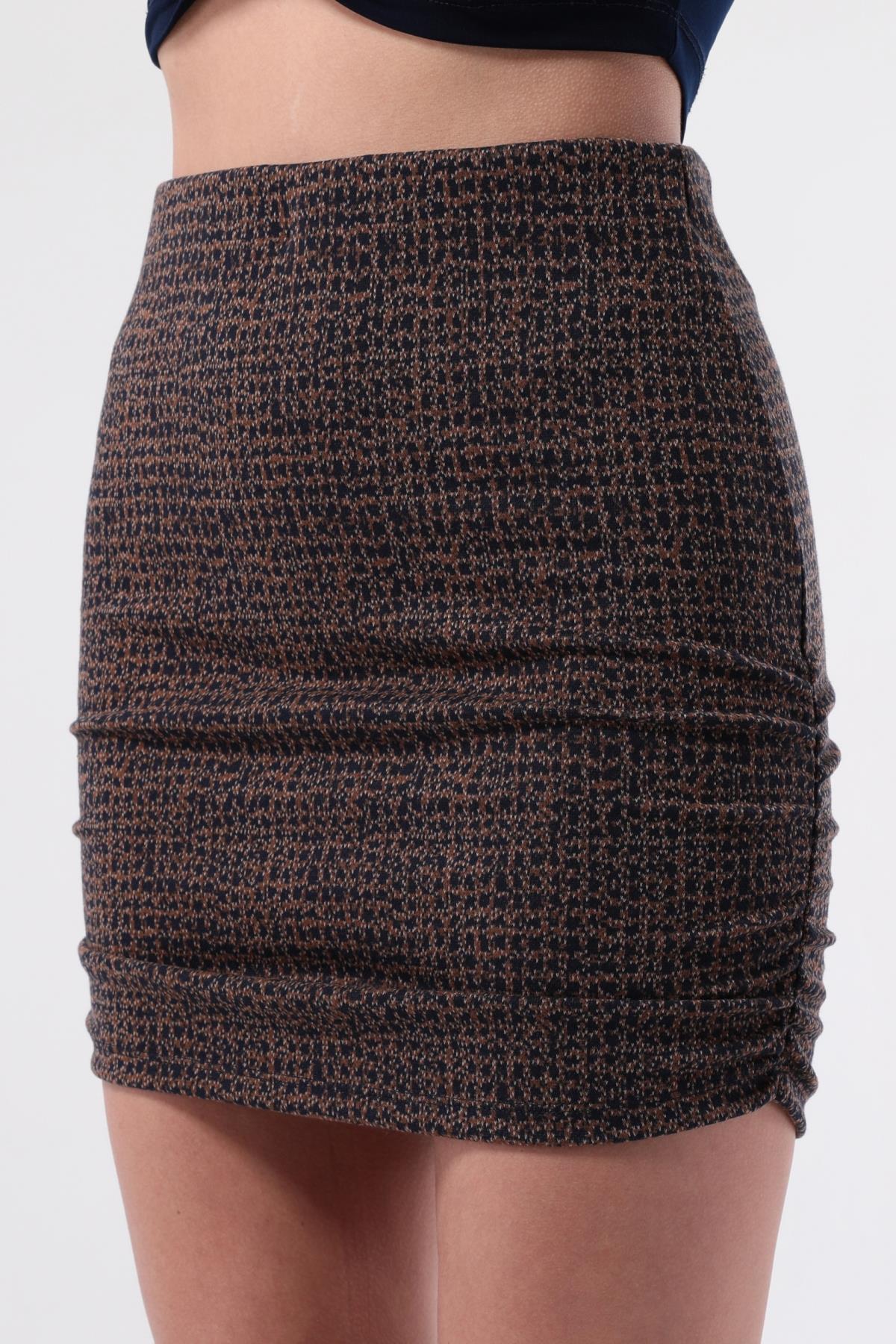 SEZER AKTAŞ LACİVERT DESENLİ YANI BÜZGÜLÜ MİNİ ETEK