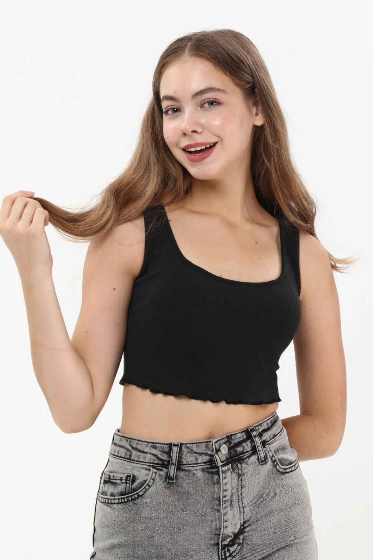 SEZER AKTAŞ SİYAH ASKILI CROP TOP BLUZ