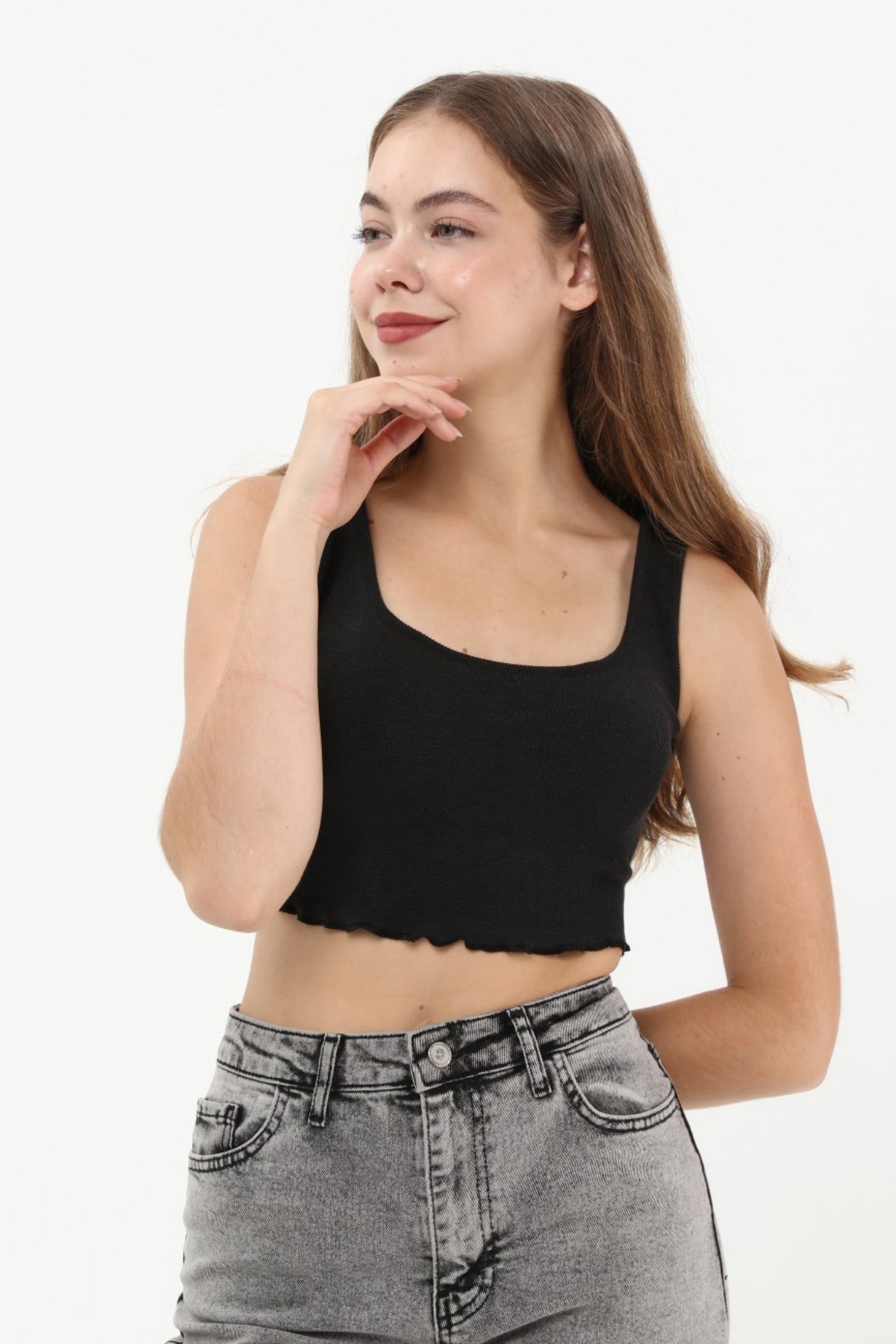 SEZER AKTAŞ SİYAH ASKILI CROP TOP BLUZ