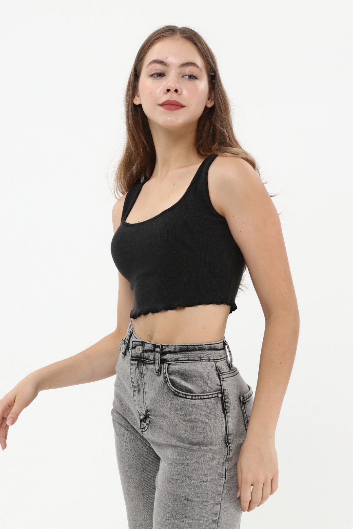 SEZER AKTAŞ SİYAH ASKILI CROP TOP BLUZ