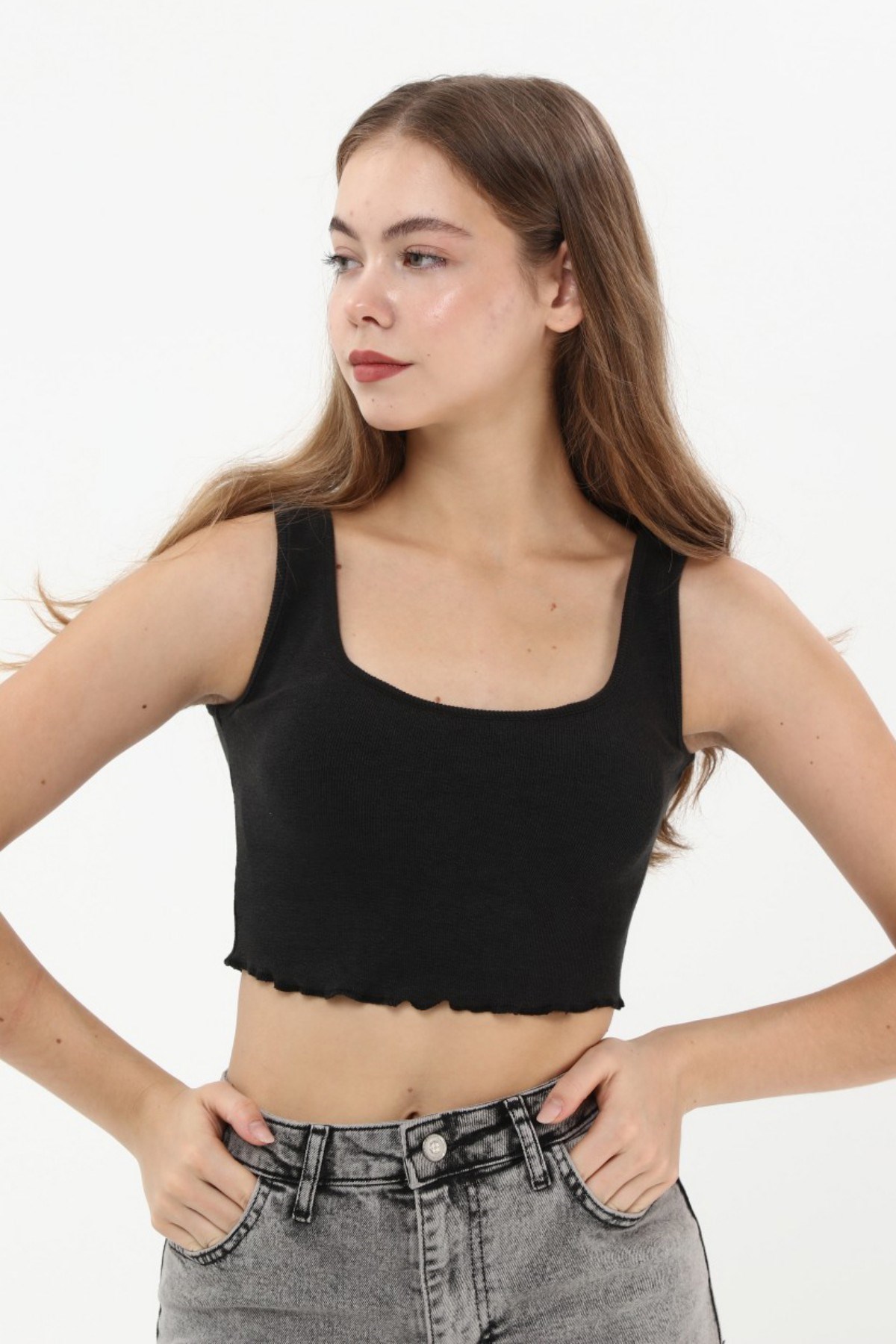 SEZER AKTAŞ SİYAH ASKILI CROP TOP BLUZ