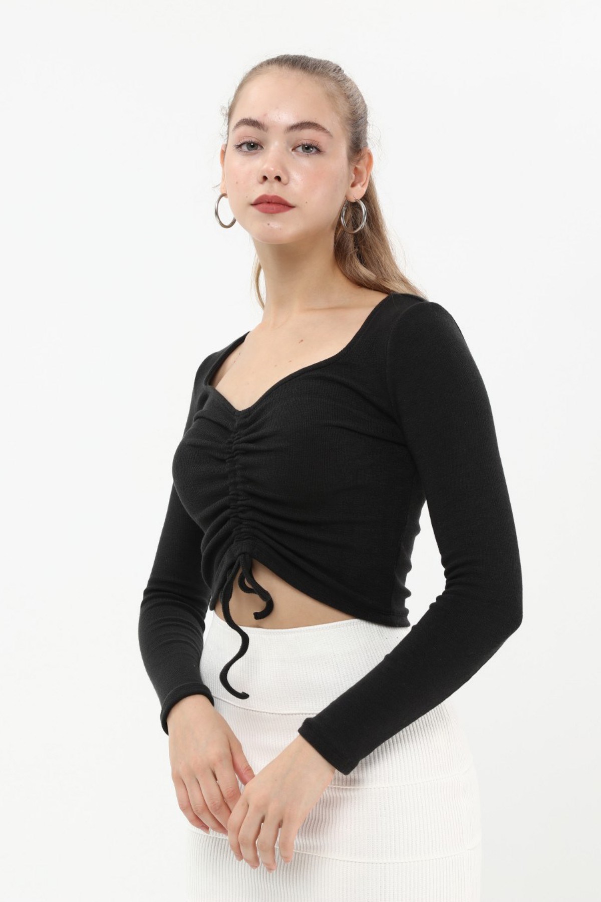 SEZER AKTAŞ SİYAH UZUN KOL ÖNDEN BÜZGÜLÜ CROP BLUZ
