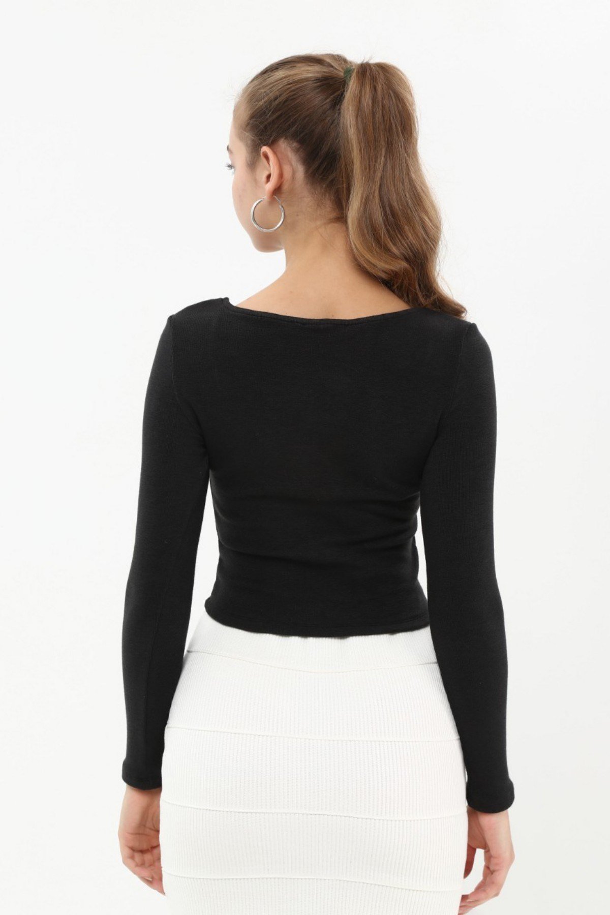 SEZER AKTAŞ SİYAH UZUN KOL ÖNDEN BÜZGÜLÜ CROP BLUZ