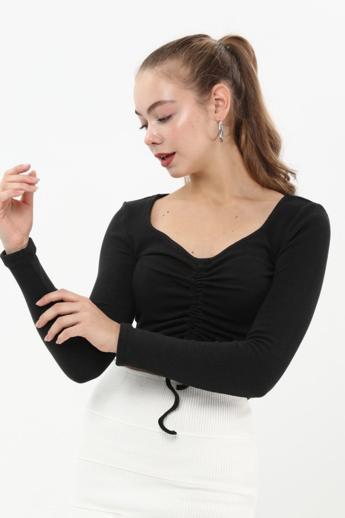 SEZER AKTAŞ SİYAH UZUN KOL ÖNDEN BÜZGÜLÜ CROP BLUZ