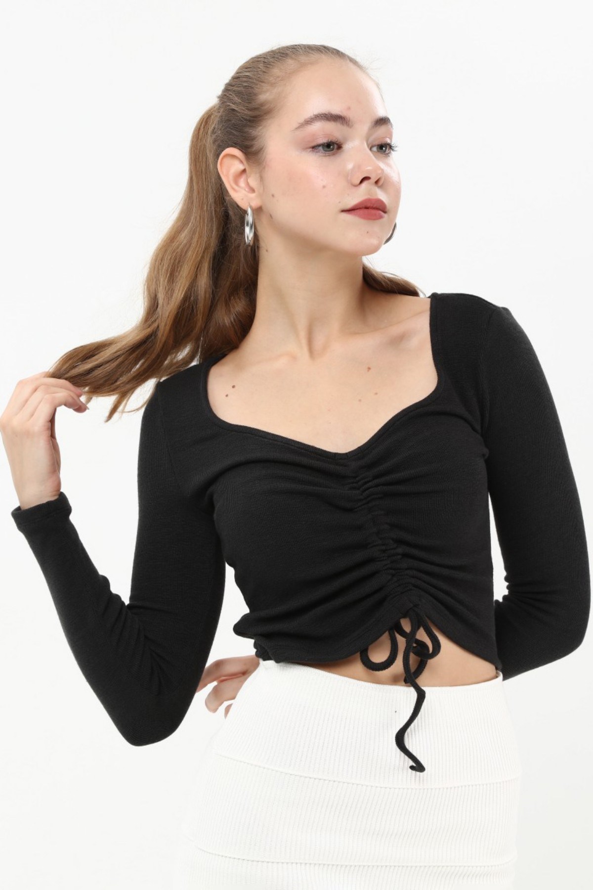 SEZER AKTAŞ SİYAH UZUN KOL ÖNDEN BÜZGÜLÜ CROP BLUZ