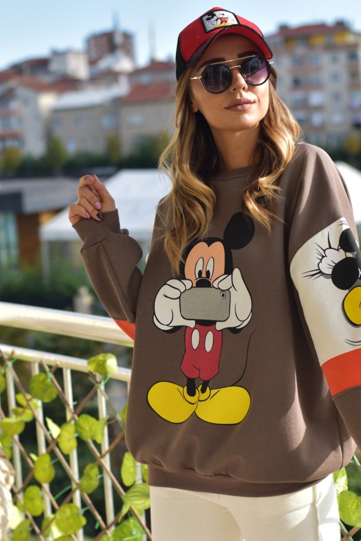 Fotoğraf Çeken Kahve Mickey Sweat
