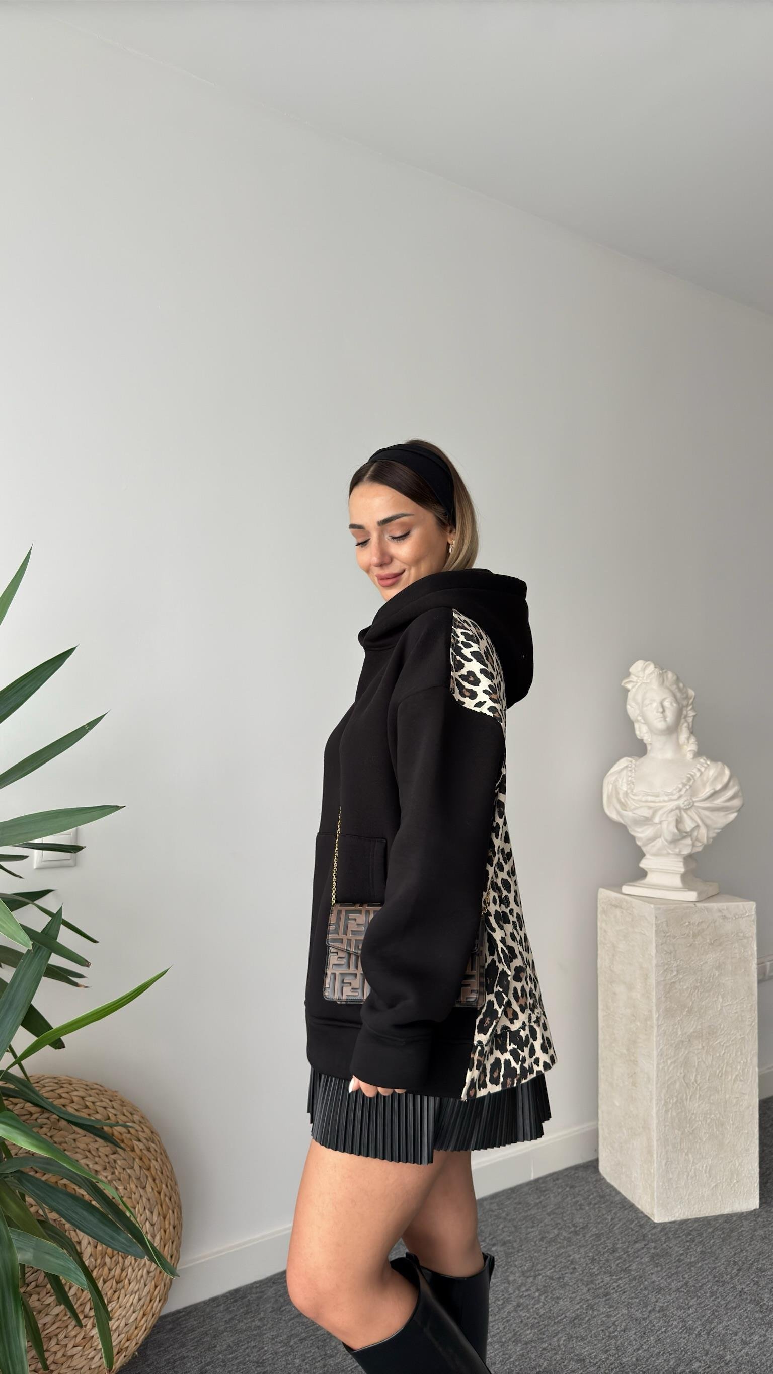 Lagos Sırt Leopar Detaylı Siyah Sweatshirt