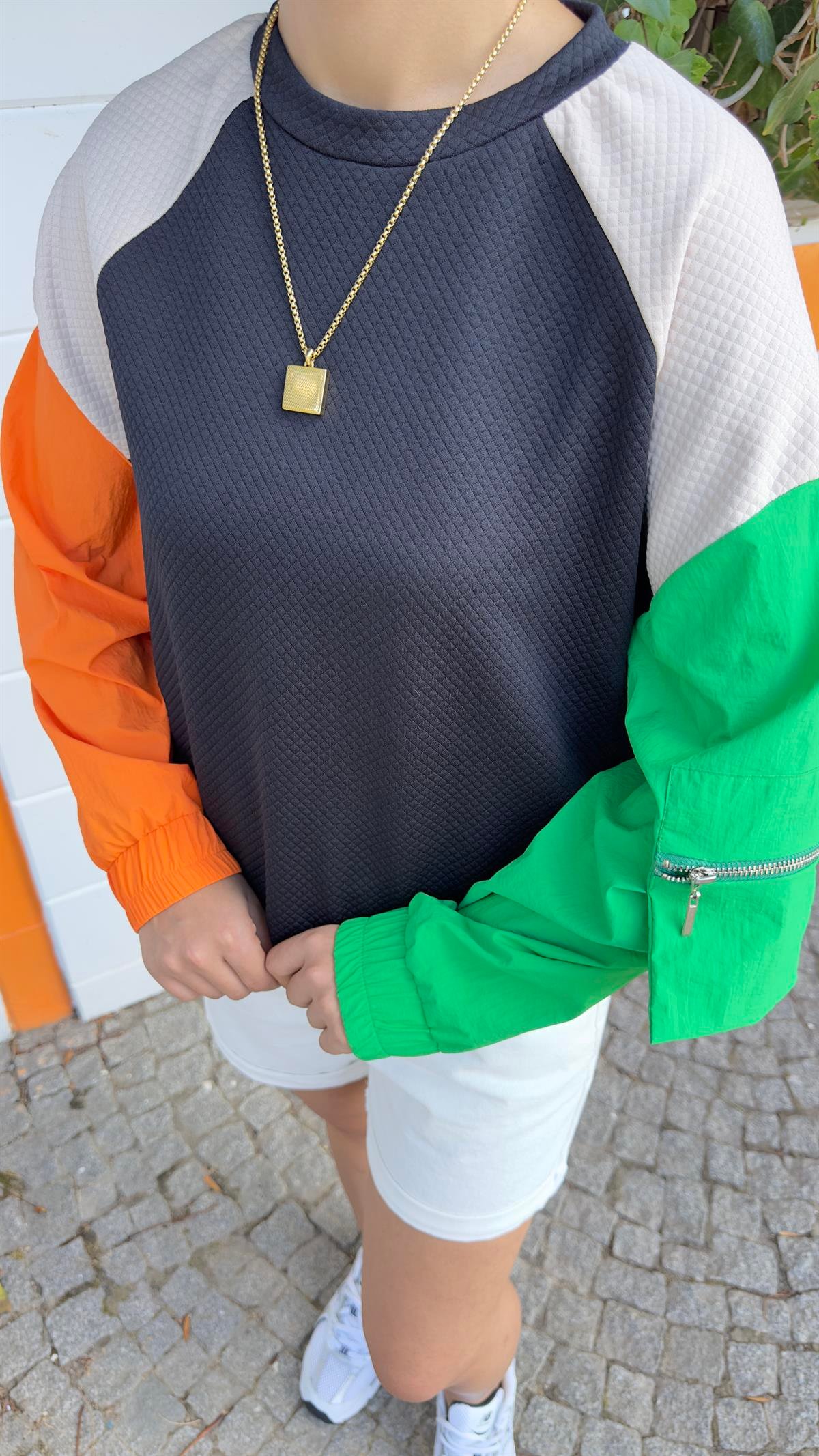 Siyah Kolları Renkli Sweatshirt