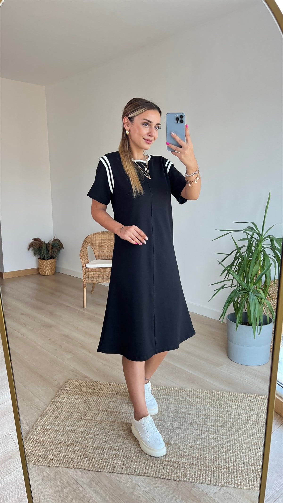Beyaz Şerit Detaylı Basic Elbise