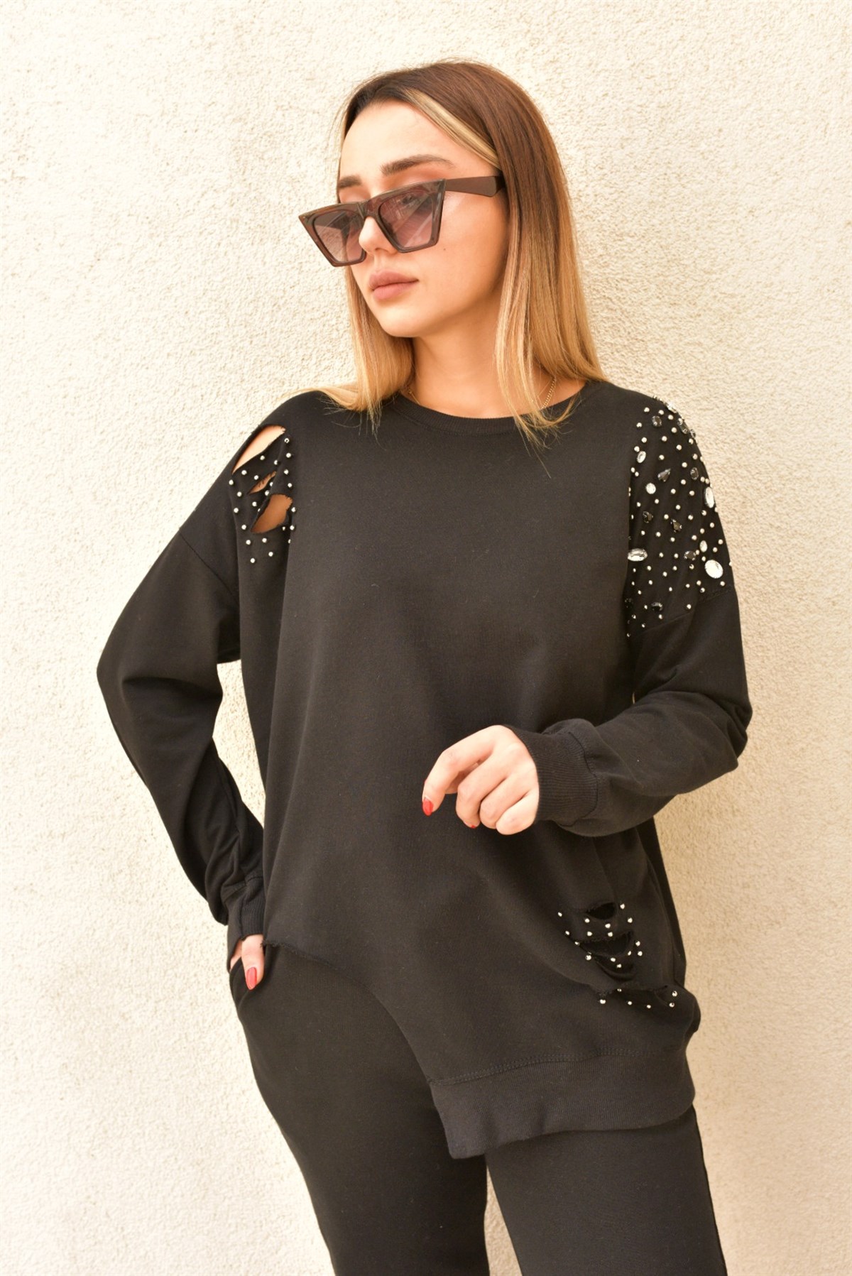 Kesik Detaylı Siyah Taşlı Sweat