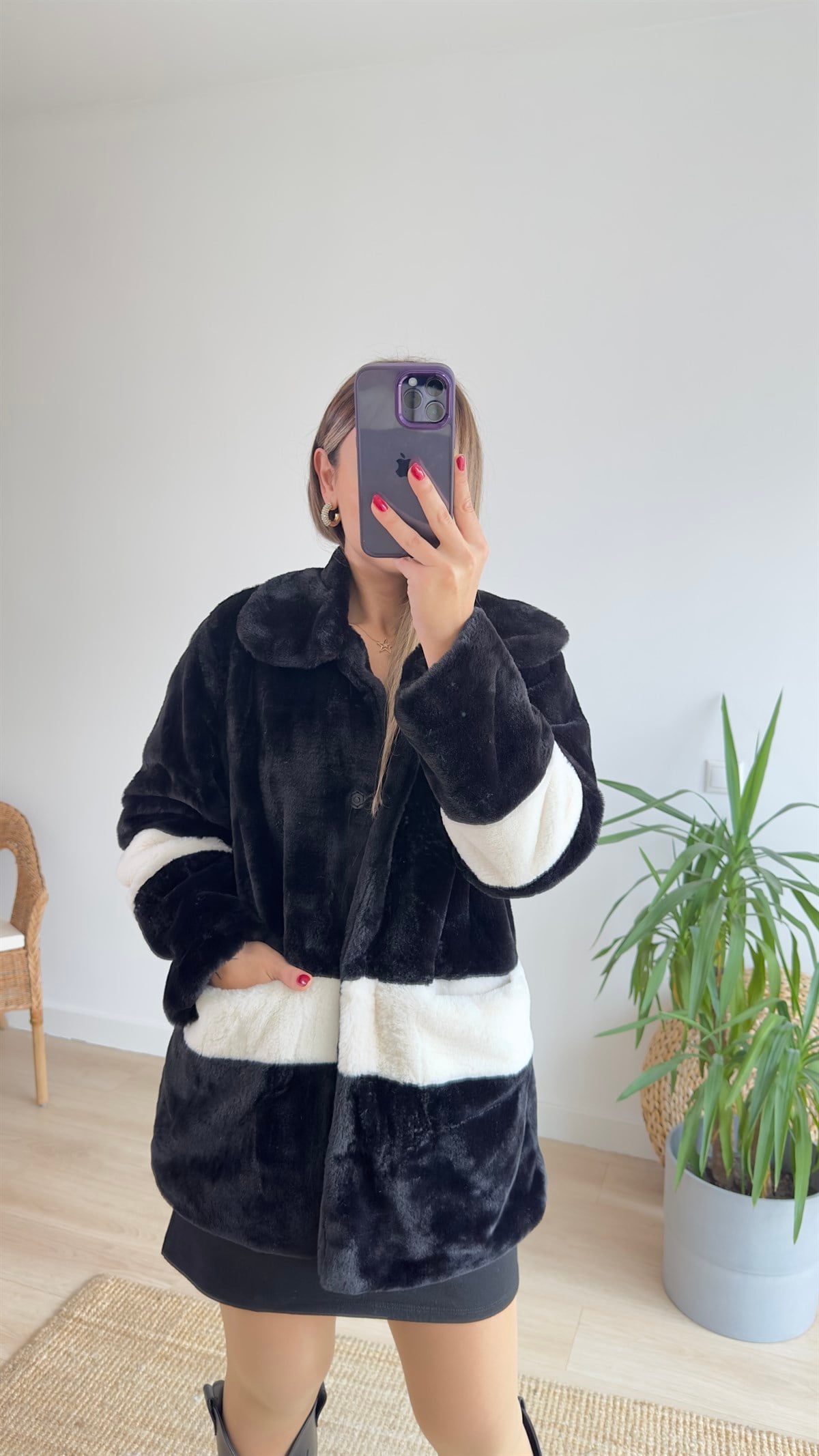 Ekru Şerit Detaylı Siyah Peluş Mont